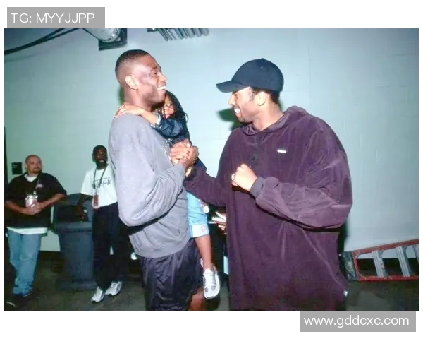 姚明与穆托姆博的传奇相遇:篮球巨星的友谊与对决之旅 姚明与穆托姆博的传奇相遇:篮球巨星的友谊与对决之旅