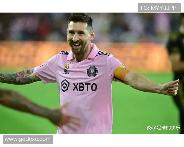 足球明星肩膀特写图片欣赏展现运动魅力与力量之美