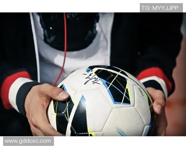 足球明星过膝袜时尚风采全景展示与精彩瞬间回顾 足球明星过膝袜时尚风采全景展示与精彩瞬间回顾