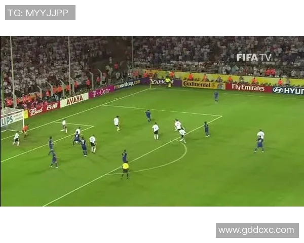 04年意大利与美国足球对决回顾：激情四溢的世界杯赛场瞬间